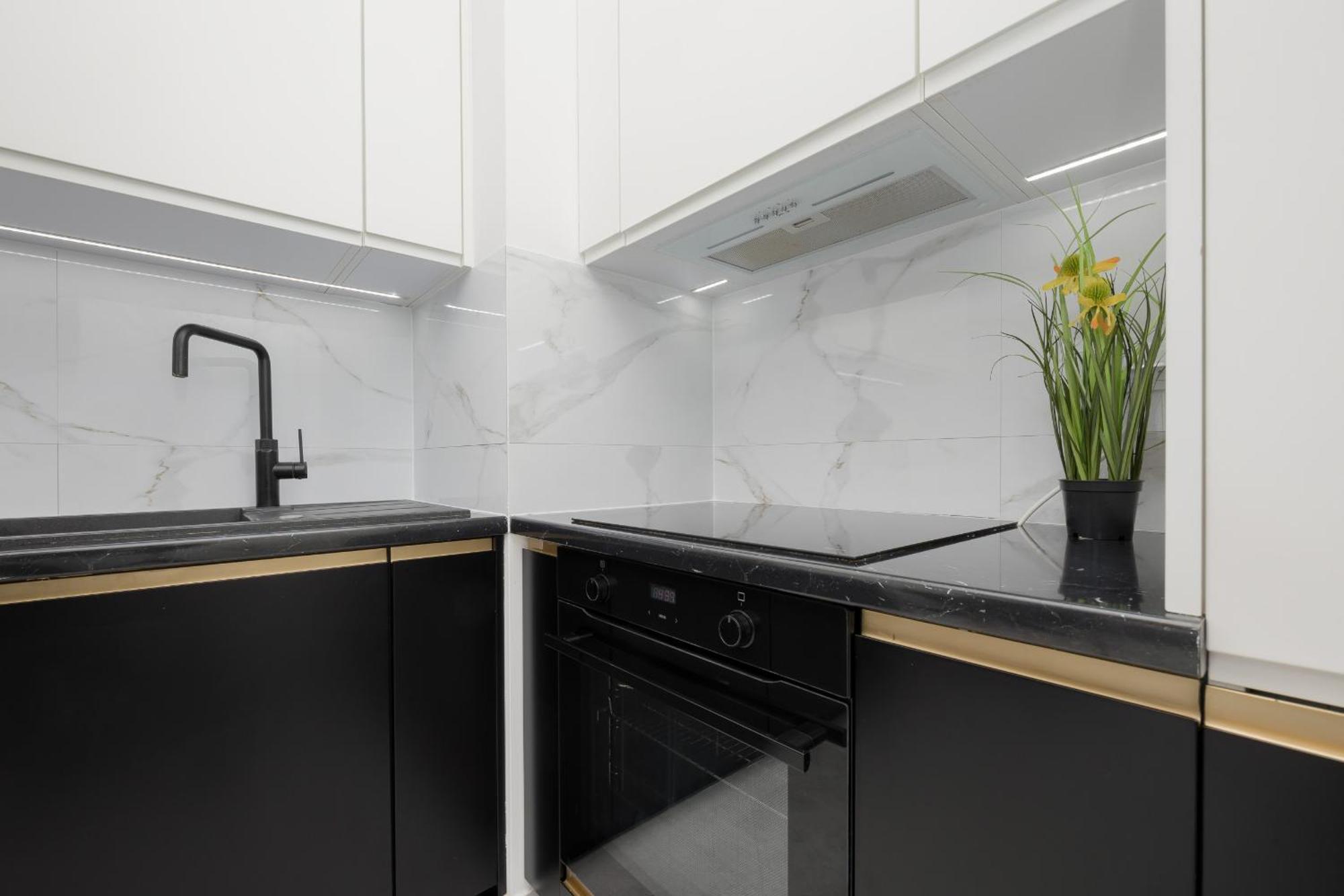 Apartment With Balcony & Parking In Warsaw By Noclegi Renters Exterior photo